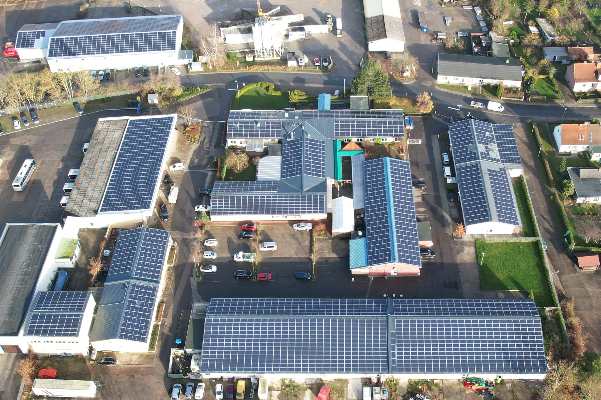 Gewerbepark mit mehreren PV-Dächern