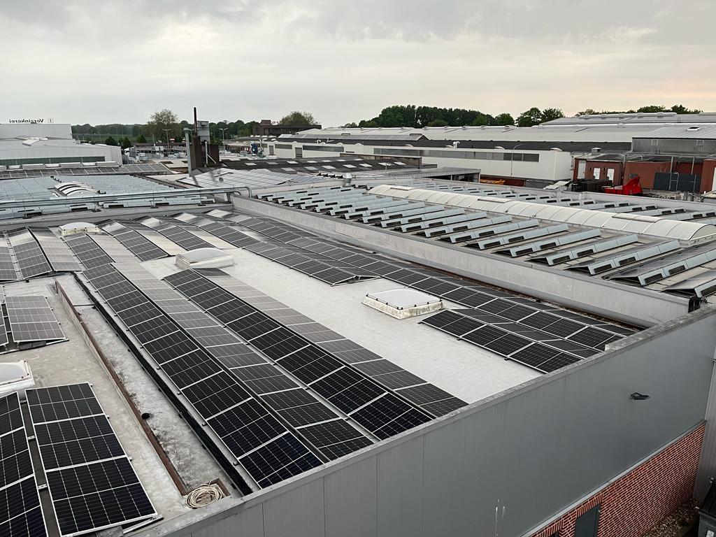 Solar-Dachfläche auf Industriegebäude