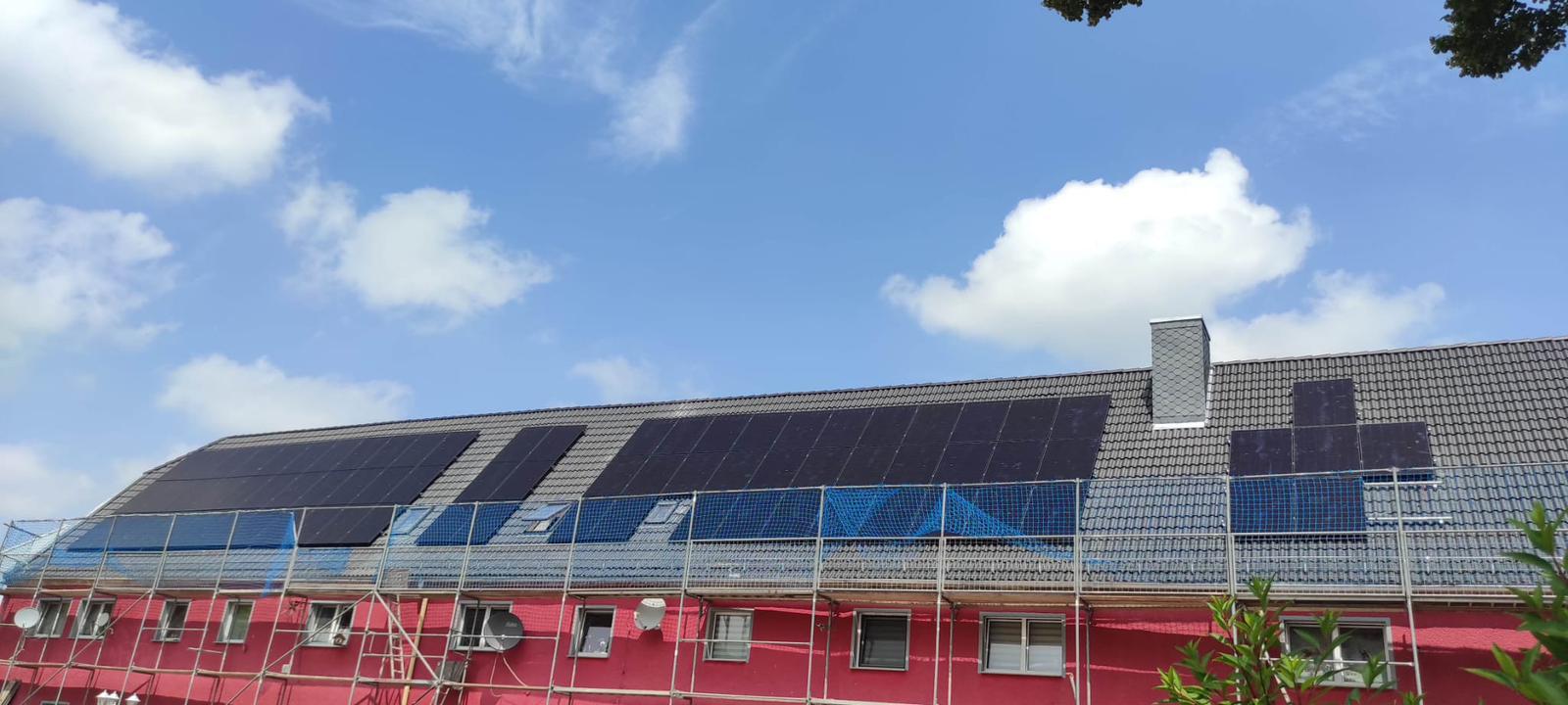 PV-Installation auf Gewerbebau